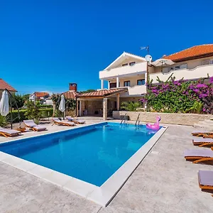  Apartament Merita With Pool